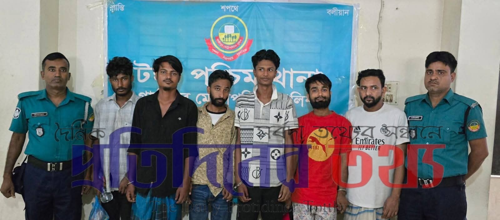 পুলিশের যৌথ অভিযানে ০২ জন দেশীয় অস্ত্রধারী, ৫০ পুরিয়া হেরোইন সহ ০১ জন আসামি এবং ০৩ মাদকসেবিকে গ্রেফতার