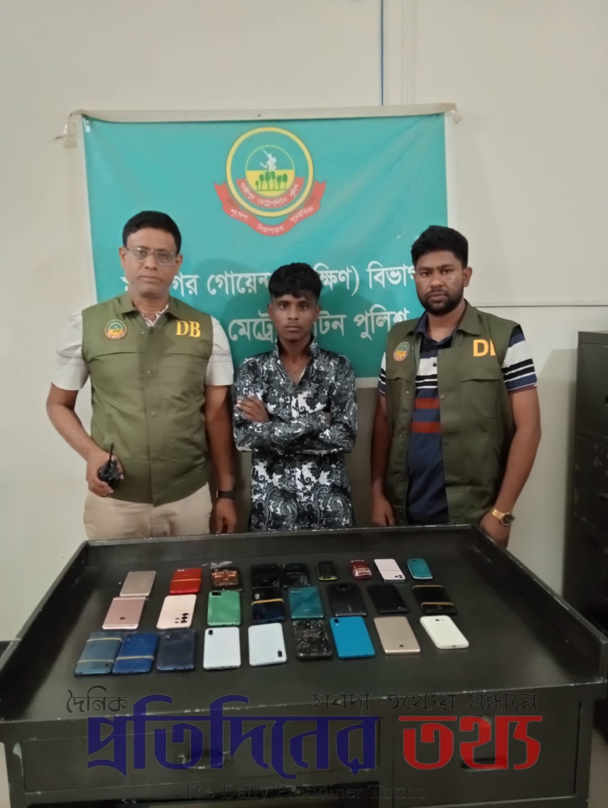 গাজীপুরে ডিবি পুলিশের অভিযানে চোরাই ২৬টি মোবাইল ফোনসহ যুবক আটক